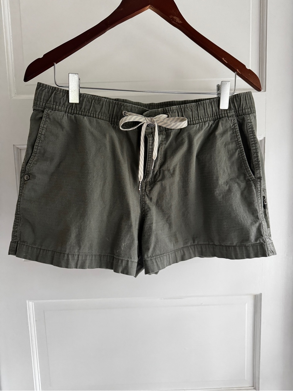 Vuori Women's Sz M Ripstop Shorts Army
